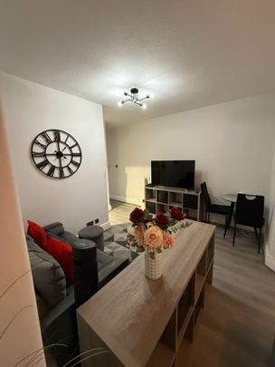 Studio Flat, Addison House, NW8 - Photo 1