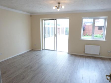 4 bedroom detached house to rent - Photo 2