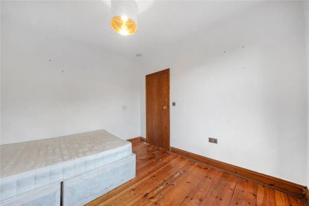 3 bedroom flat in Archway - Photo 3