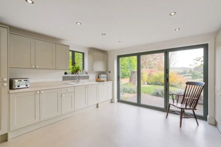 4 bedroom detached house to rent - Photo 2