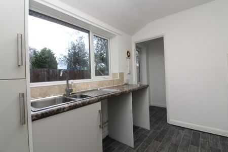 3 Bedroom Semi-Detached House - Photo 2