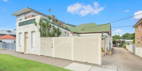 Conveniently located 4 bedroom family home with Granny Flat - Photo 3