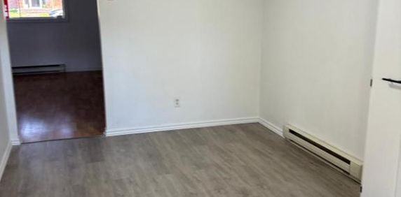 51/2 dispo 1 Oct 2025 a Boisbriand plusieurs services inclus internet Stationnement Déneigé Thermopompe Climatisation Locker - Photo 2