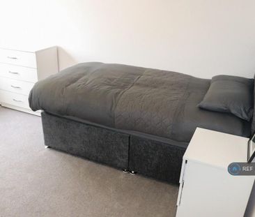 1 bedroom in a house share to rent - Photo 3