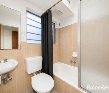 One-Bedroom Apartment Moments from UNSW & Light Rail - Photo 4