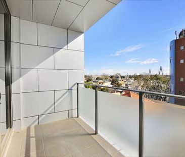 LARGE MAIN BEDROOM PLUS SMALL STUDY WITH PARKING IN PRIME LOCATION! - Photo 1