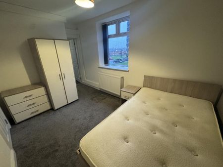 1 bedroom in a flat share to rent - Photo 2
