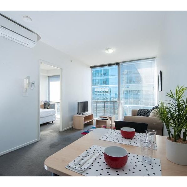 Melbourne | Student Living on Lonsdale | 2 Bedroom Apartment – Large Low Level - Photo 1