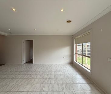 Spacious 3 Bedroom House - Photo 2