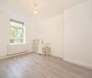 3 bedroom flat to rent - Photo 4