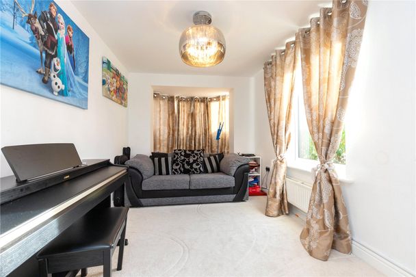 4 bedroom House in Bluebell Crescent, Woodley - Photo 1