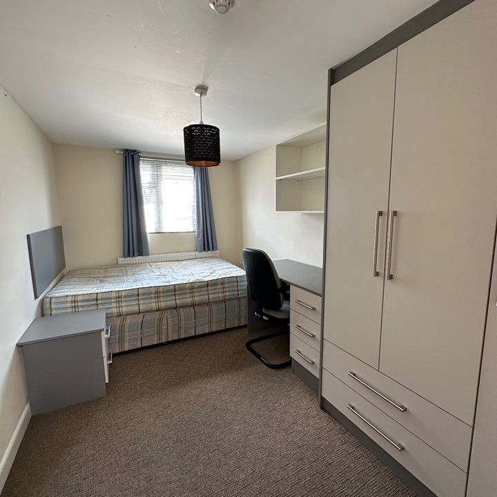 6 Bed Terraced House, Pitcroft Avenue, RG6 - Photo 1