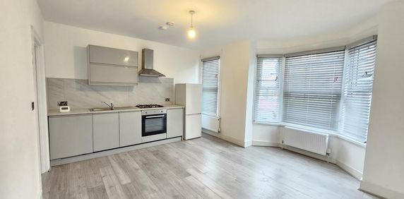 4 bedroom flat to rent - Photo 2