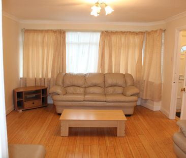 3 Bed Terraced House, Circuit Lane, RG30 - Photo 1