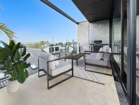 Spacious & Sunny Herne Bay Home - Photo 3