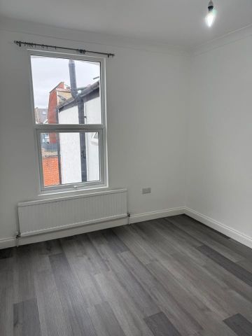 4 Bed Detached House, Valnay Street, SW17 - Photo 4