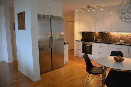 Modern trea med sjöutsikt och stor inglasad balkong - Photo 4