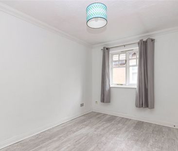 Avon Close, - Photo 1