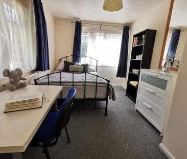 3 bedroom flat to rent - Photo 2