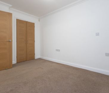 2 bed flat to rent in Richmond Park Road, Bournemouth, BH8 - Photo 2