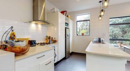 Stylish 3-Bedroom Townhouse in Sought-After Kelburn - Photo 3