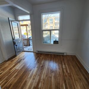 Libre! Immédiatement.Bas Avec Cour Privé - Photo 2