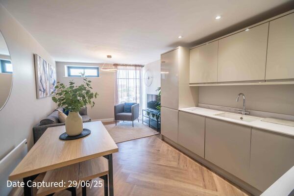 Flat 3, Crescent Court off Blossom Street - Photo 1