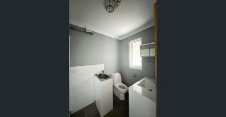 $475 per week (INCLUDES WATER) Duplex in Rocklea - 10kms from CBD. - Photo 3