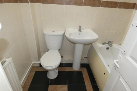 2 bedroom terraced house to rent - Photo 2