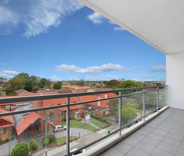 Modern Apartment with Sweeping District Views - Photo 4