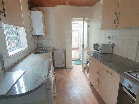 Terraced House to rent on - Photo 3