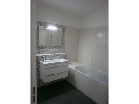 Location Appartement 2 pièces 43m² ST DENIS 97400 - Photo 2