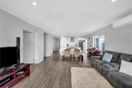 For Lease: Modern Family Home in the Heart of Holmview! - Photo 5