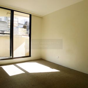 New Paint, New Carpet, Bright & Sunny 2 Bedroom Apartment - Windsor Plaza - Photo 2