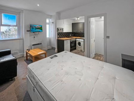 Front Room(Bronte), Flat 4, 55/57 Cathedral Road, Cardiff CF11 9HD - Photo 2