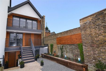 Third Cross Road, Twickenham, Middlesex, UK, TW2 - Photo 5