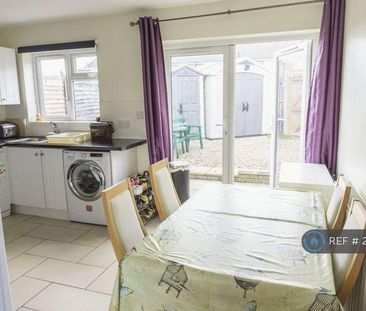 3 bedroom end of terrace house to rent - Photo 2