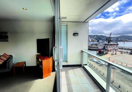 Three bedroom apartment with inner harbour views - Photo 2