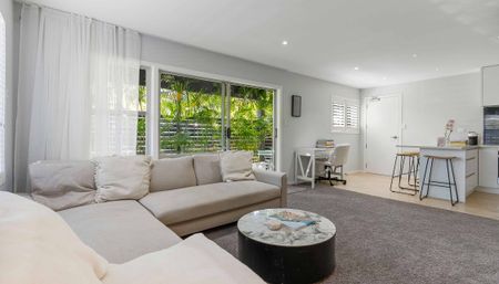 Fully Renovated & Highly Spacious Coastal Retreat - Photo 4