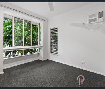 Two‑Bedroom Villa in Quiet Complex - Photo 2