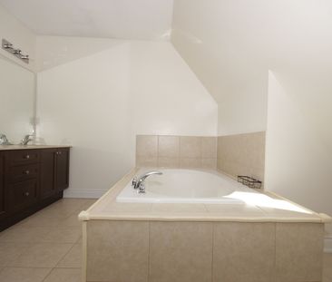 For Lease - 7 Slingsby Lane, Toronto, Ontario - Photo 2