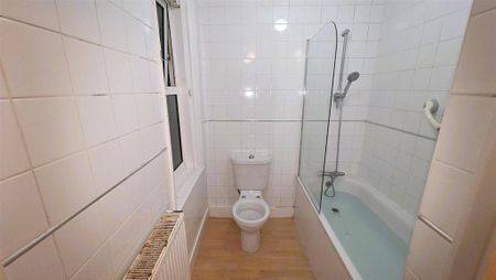 3 bedroom flat to rent - Photo 4