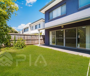 Spacious three bedrooms plus study room townhouse with tile and timber flooring, great for family! - Photo 6