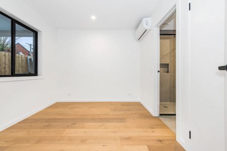 Ultra-modern home close to everything! - Photo 4