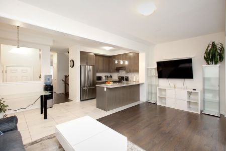 For Lease - 7 Frederick Pearson Street, East Gwillimbury, Ontario - Photo 2