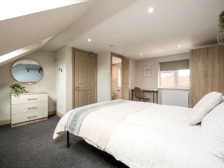 OX Living is proud to present this high-quality 9-bedroom co-living property, perfect for working professionals looking for stylish, stress-free living. Room 1 - Photo 5