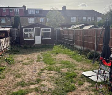 Room to let in a family house- Ilford - Photo 2