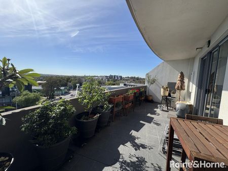 Spacious Apartment in Central Location! - Photo 3