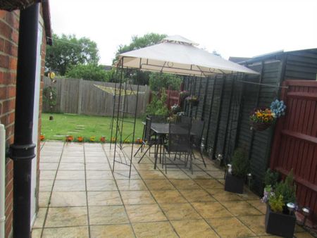 2 bedroom terraced house to rent - Photo 2