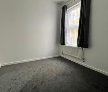 4 bedroom semi-detached house to rent - Photo 2